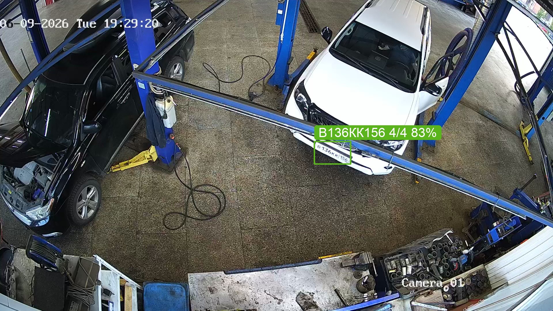 Кадр с номером B136KK156 на подъемнике