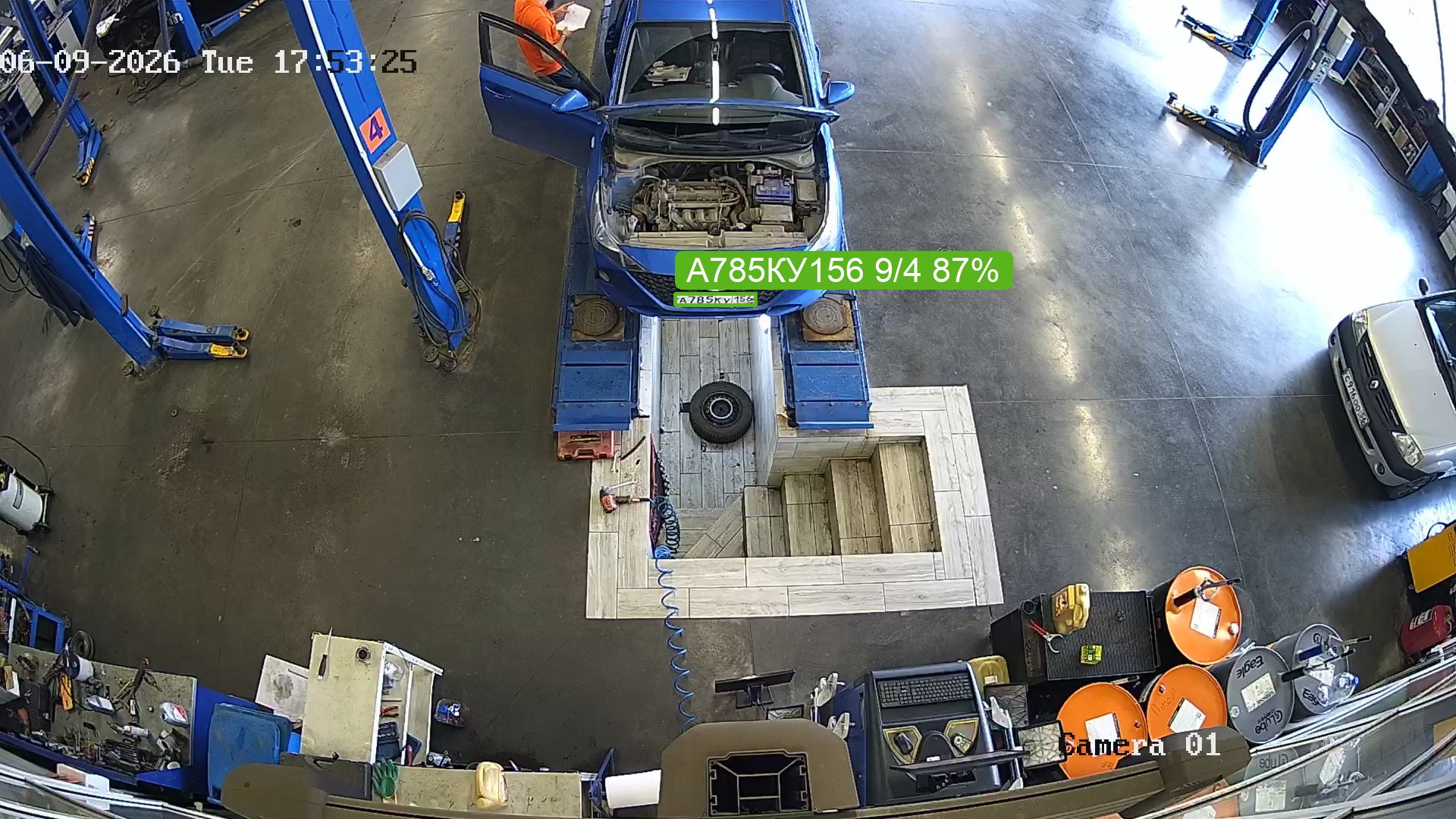 Кадр с номером A785KY156 на подъемнике